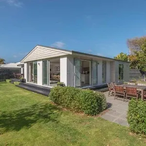  Bed & Breakfast In The Heart Of Fendalton